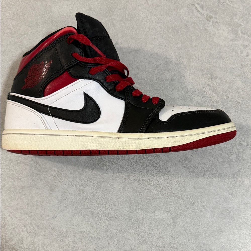 Nike Men's Black, White, and Red Sneakers